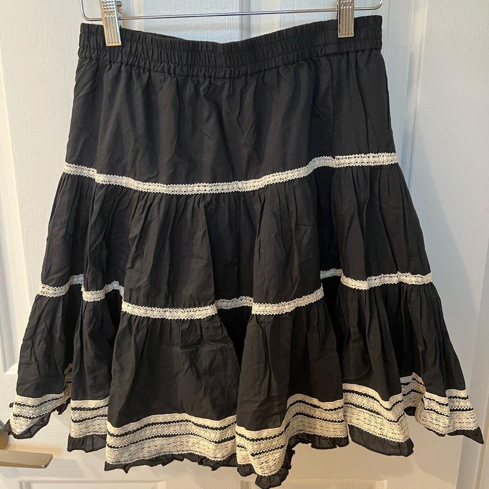 Elegant Black Tiered Skirt with Lace Trim Design